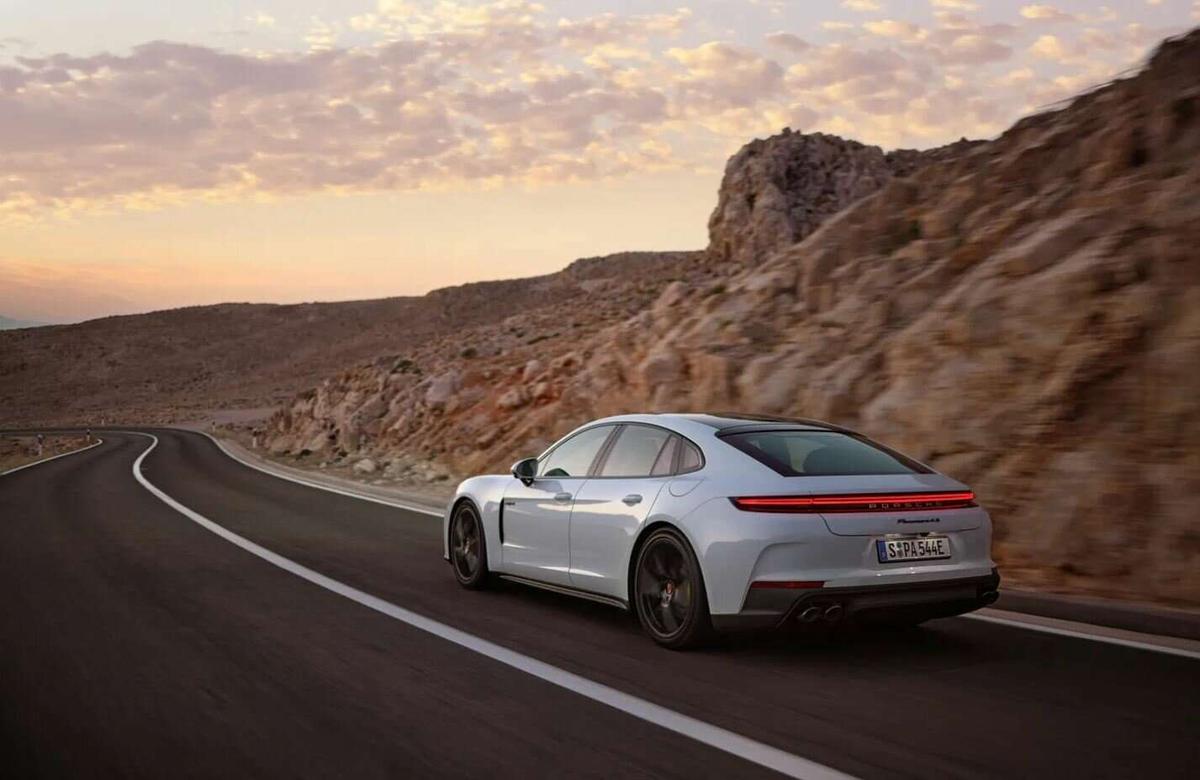 porsche-panamera-turbo-s-e-hybrid-2025-4