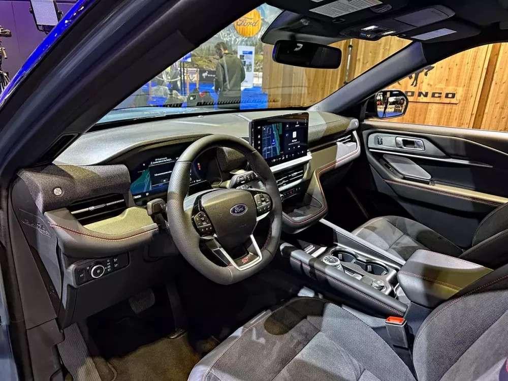 ford-explorer-2025-nang-cap-ve-ca-dien-mao-va-cong-nghe5