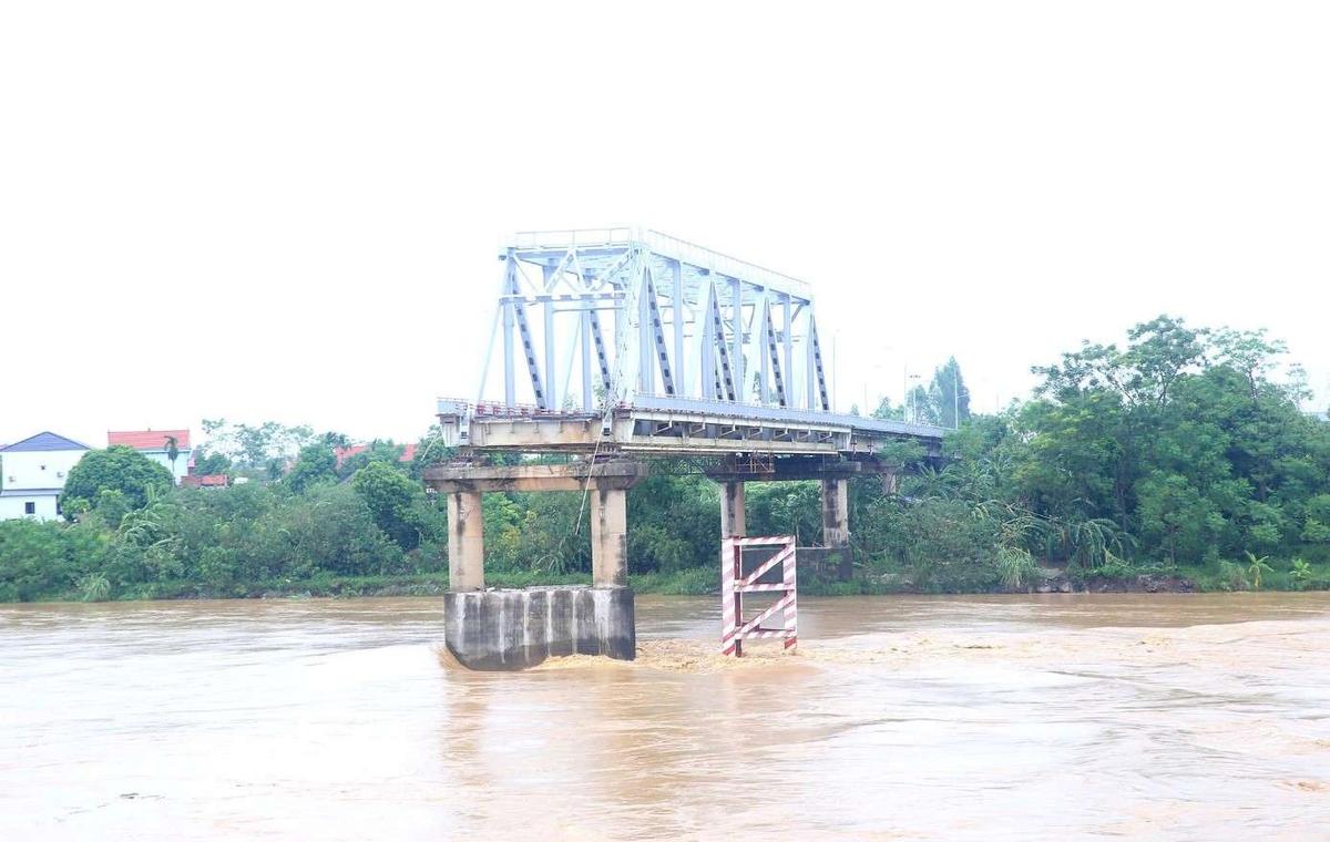 kinh-nghiem-lai-o-to-va-xu-ly-an-toan-khi-di-qua-cau-trong-mua-mua-bao