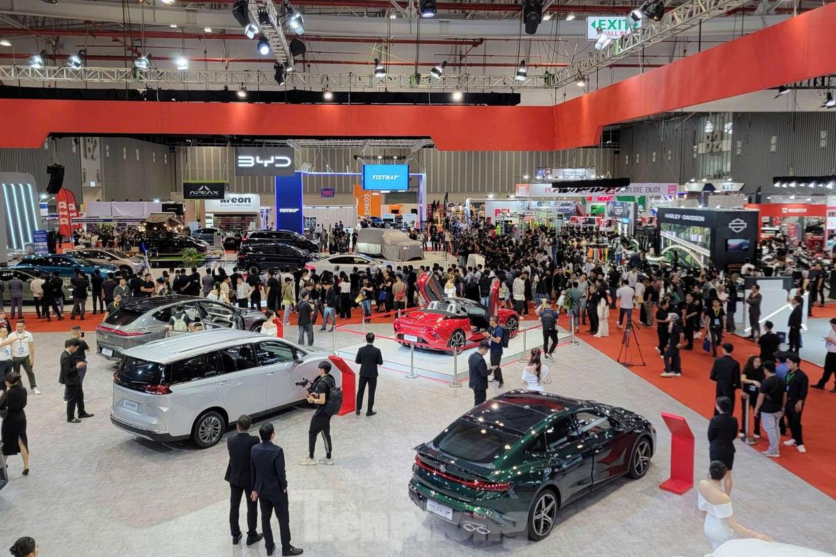 nhung-man-trinh-dien-man-nhan-tai-vietnam-motor-show-2024