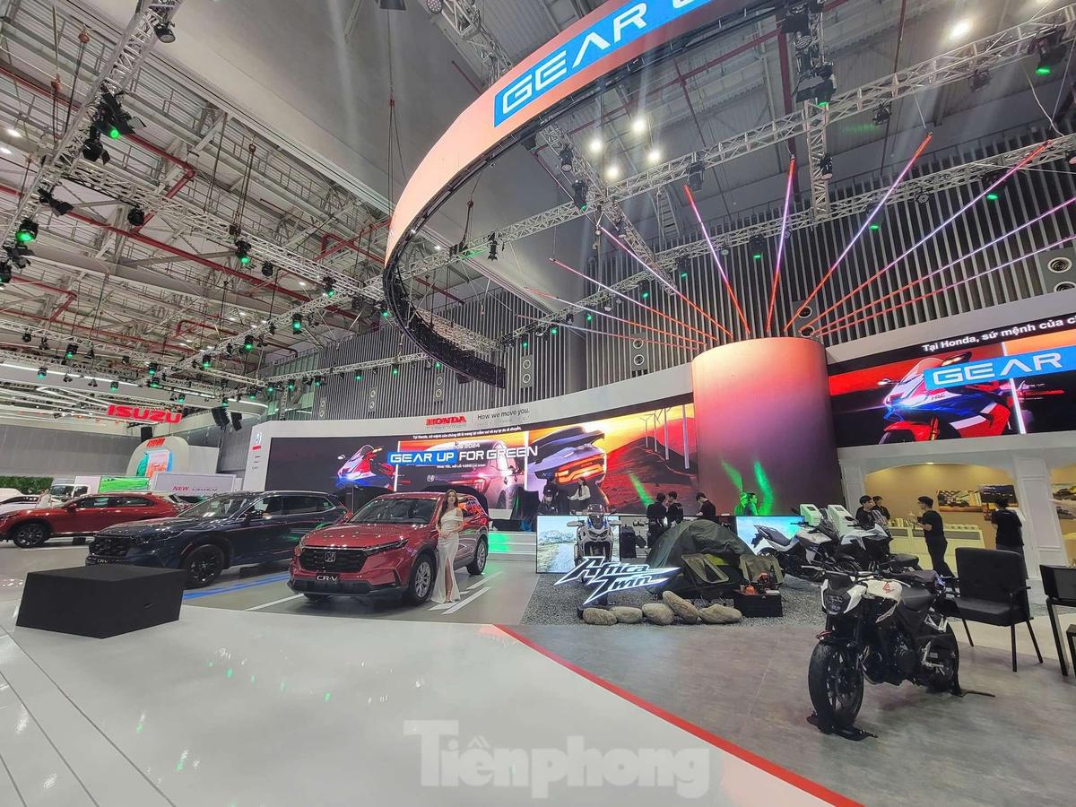 nhung-man-trinh-dien-man-nhan-tai-vietnam-motor-show-2024