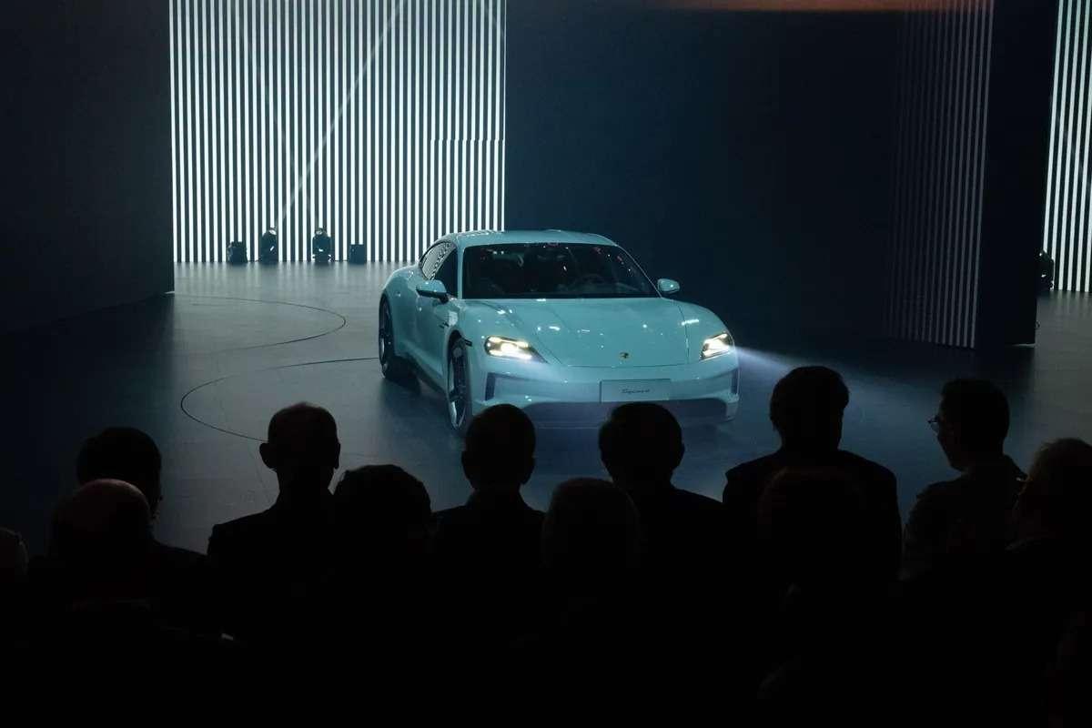 khach-hang-trung-quoc-quay-lung-voi-xe-duc-uu-tien-mua-xe-noi-dia