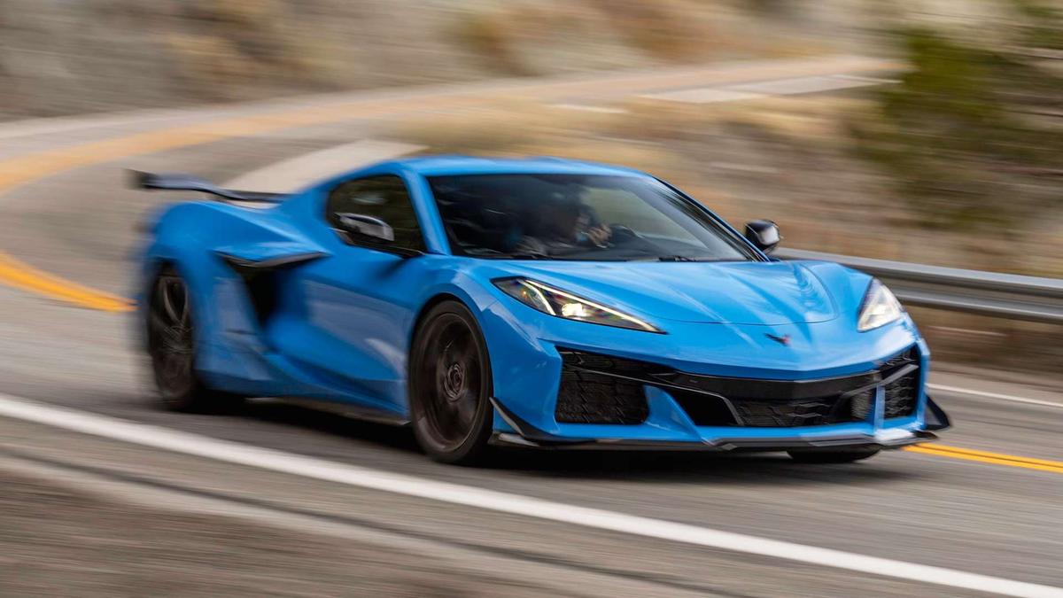 Chevrolet Corvette Stingray 2025: Đối thủ đáng gờm của Ferrari, Lamborghini