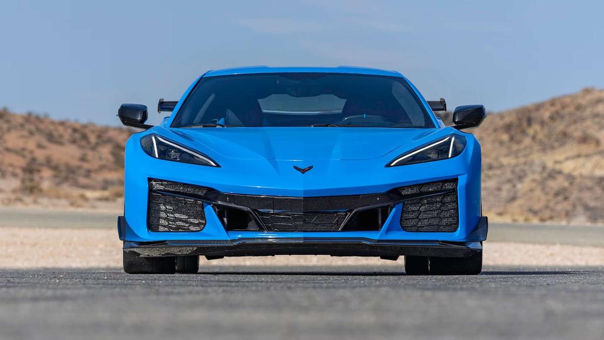 chevrolet-corvette-stingray-2025-doi-thu-dang-gom-cua-ferrari-lamborghini