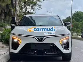 VinFast VF7 Base 2025