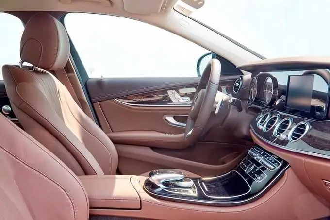 Thiết kế không gian nội thất rộng rãi trên Mercedes S500. Nguồn: Internet