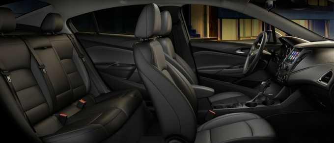 Các ghế ngồi trên xe đều được bọc da với các đường chỉ may trang trí bắt mắt. Nguồn: coxchevy.com