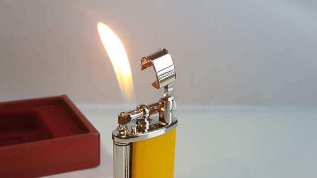 Những vật dụng tuyệt đối không được để trong xe ô tô