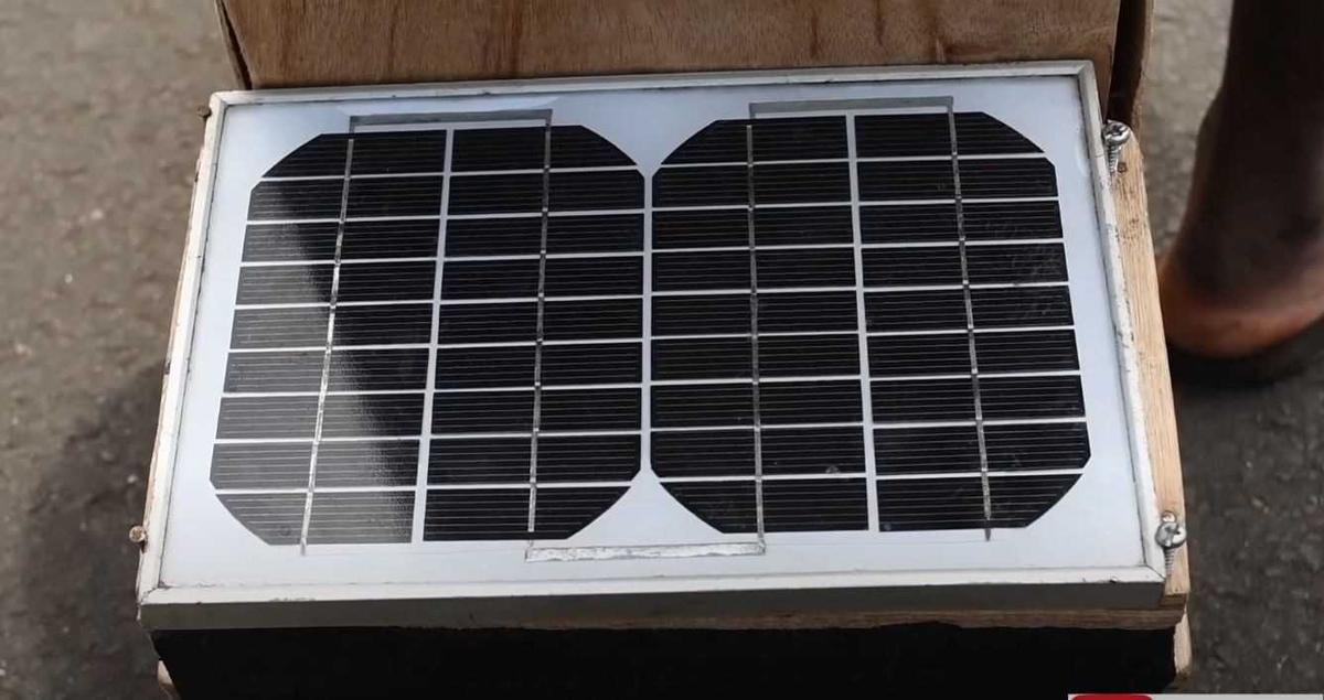 Tấm pin ở đằng sau xe