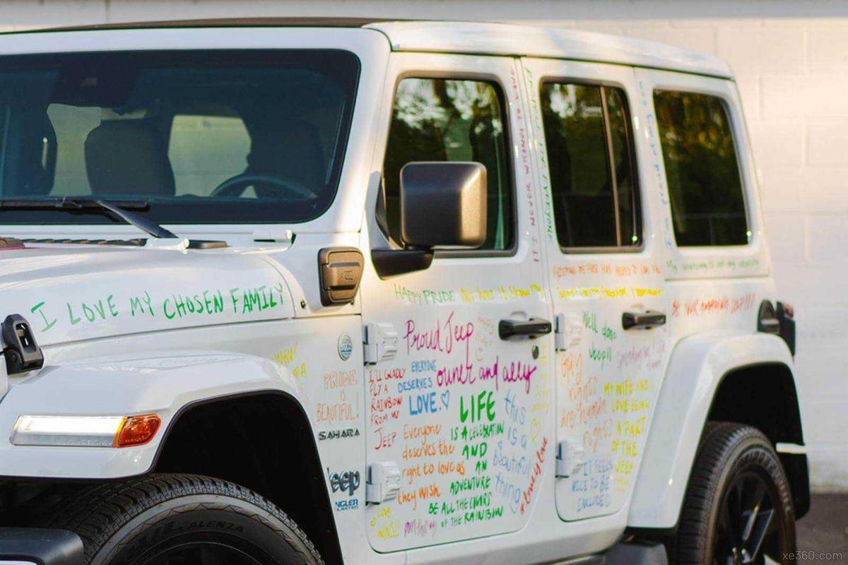 Thân xe được trang trí nhiều slogan