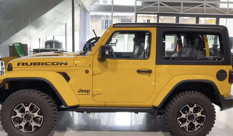 Jeep Wrangler Rubicon 2 cửa màu vàng