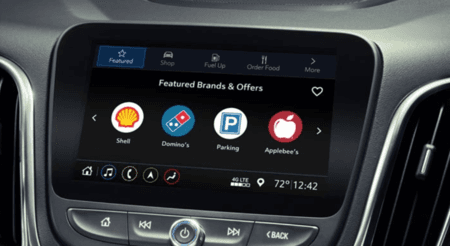 Ứng dụng Marketplace trên xe GM cho phép người lái xe có thể thanh toán thức ăn và nhiên liệu, đặt chỗ tại một khách sạn gần đó hoặc đăng ký tại một cửa hàng để nhận xe ở lề đường.