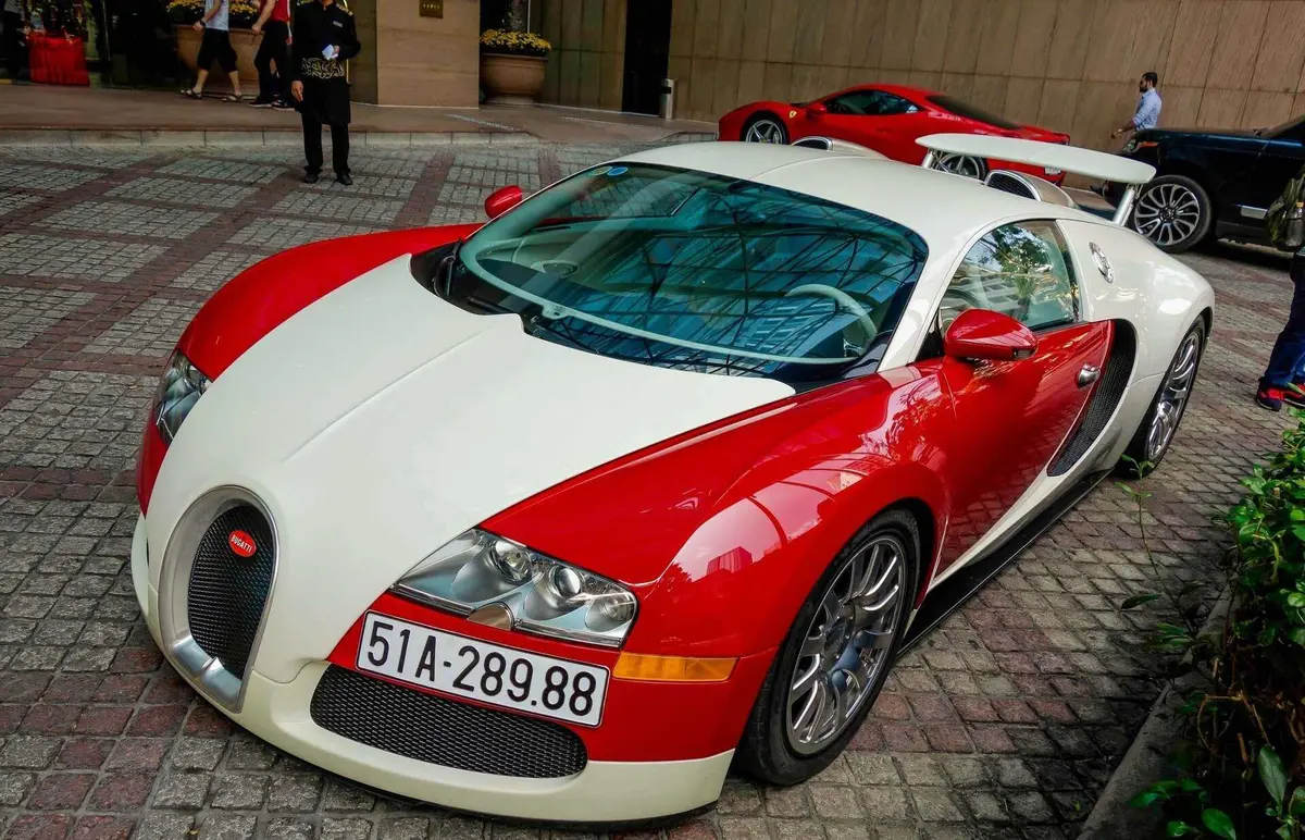 Bugatti Veyron là chiếc hypercar đầu tiên xuất hiện tại Việt Nam vào năm 2012.