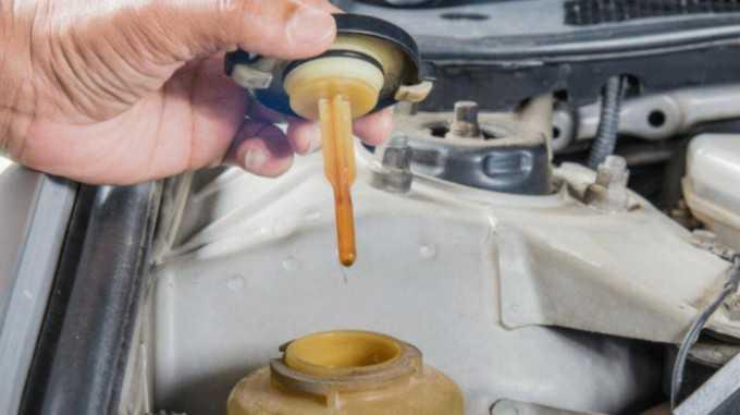 Dầu trợ lực lái bị thiếu hụt sẽ khiến vô lăng đánh lái bị nặng hơn, bạn cần thường xuyên kiểm tra