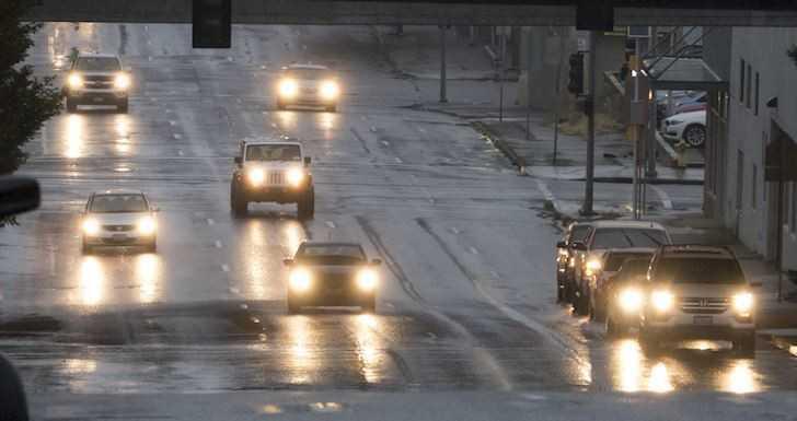 Bật đèn khi trời mưa