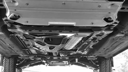 Vệ sinh thường xuyên để loại bỏ bụi bẩn tích tụ dưới gầm xe