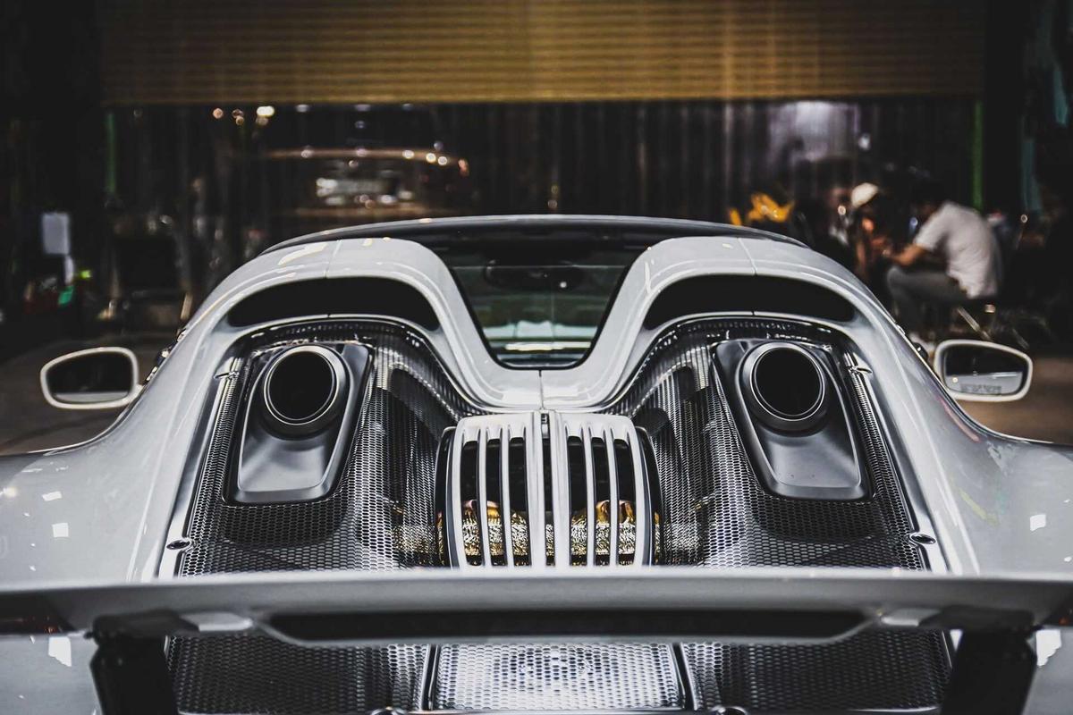 Porsche 918 Spyder có giá bán khoảng 30,3 tỷ đồng