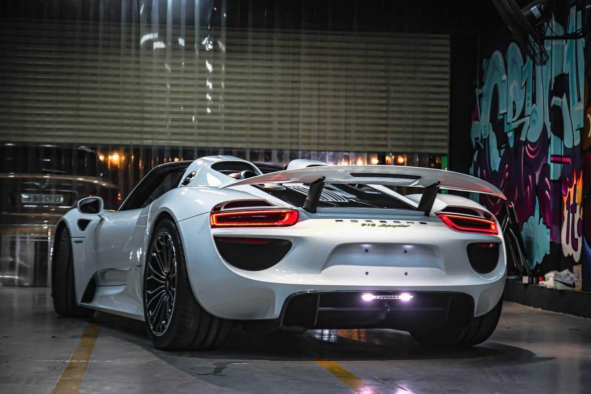 Porsche 918 Spyder được trang bị động cơ V8 4.6L kết hợp cùng 2 mô-tơ điện.