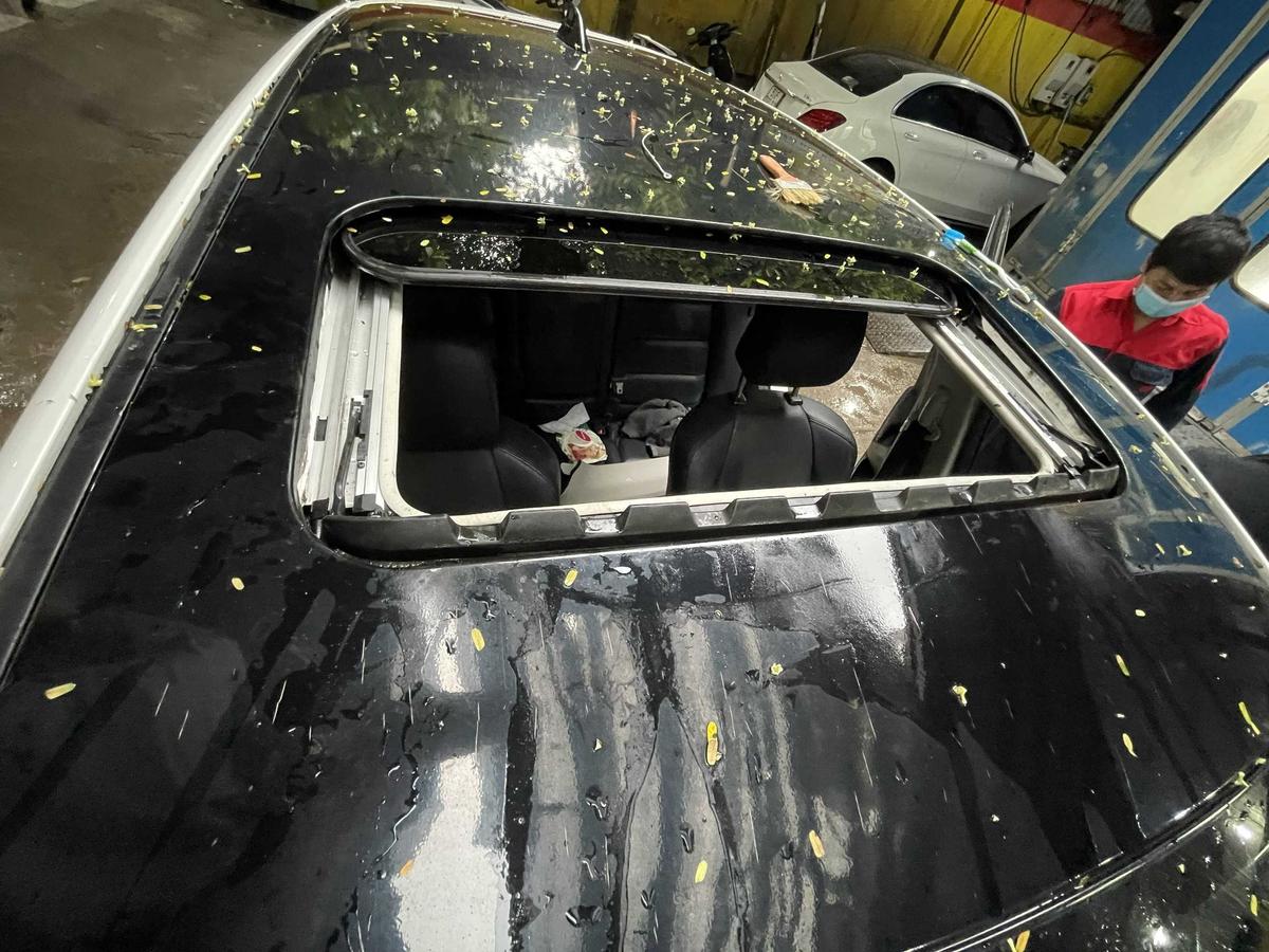 Hậu quả của việc nước rò theo đường thoát nước cửa sổ trời là gây ẩm trần xe