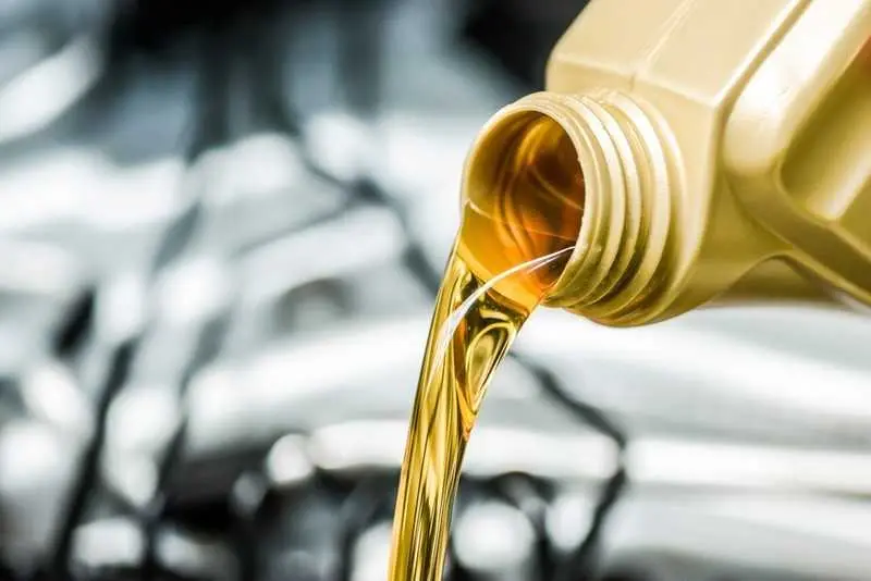 Động cơ xăng và động cơ Diesel có dùng chung dầu nhớt được không? Vì sao?