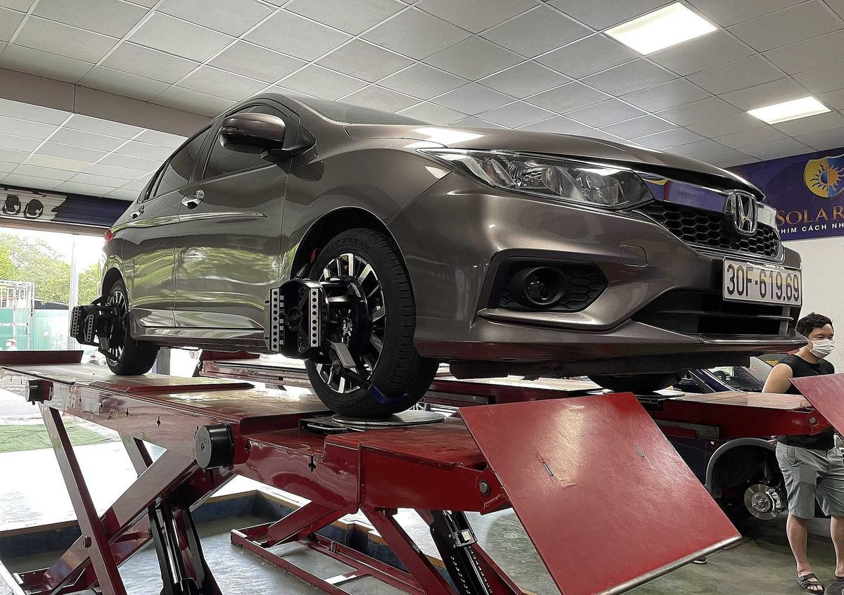 Một chiếc xe đang được bảo dưỡng lốp.