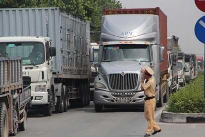 Khi tham gia giao thông, tài xế cần lưu ý giữ khoảng cách với các xe tải lớn, xe container.