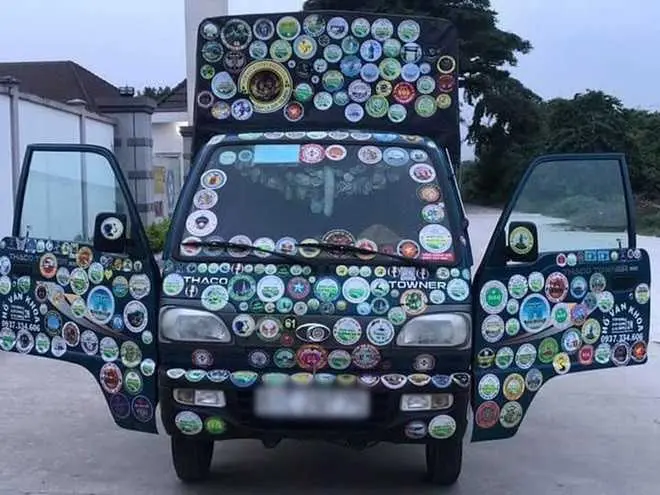 Một chiếc xe tải dán hàng chục loại logo, decal khác nhau trên xe.
