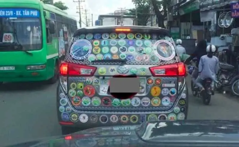 Dán đầy logo hội nhóm lên xe là sở thích khó hiểu của nhiều người.