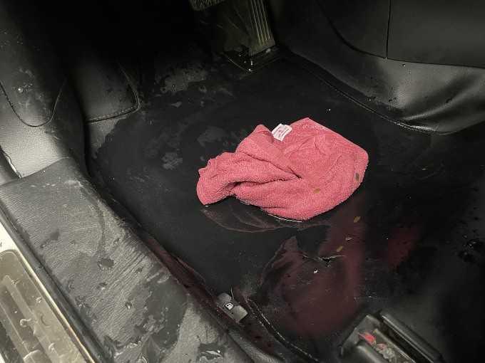 nước bị rò rỉ vào trong xe do ống thoát nước cửa sổ trời bị tắc