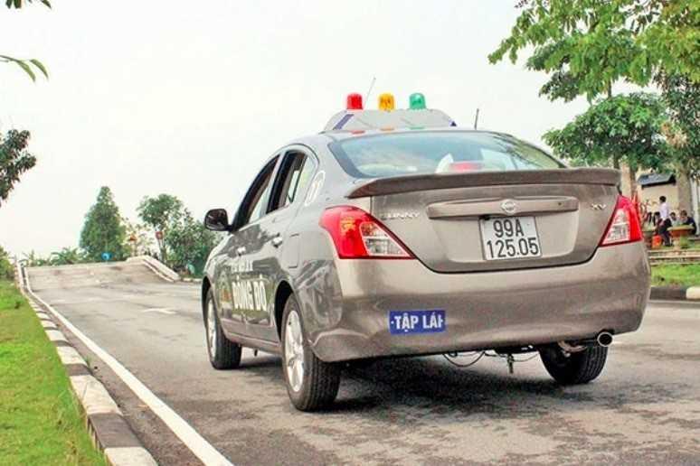 Kỹ thuật lái xe trong san hình là rất khác so với khi lái xe ngoài thực tế.