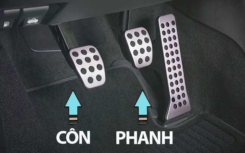 Đi xe số sàn, nên đạp côn hay phanh trước để giảm tốc độ?