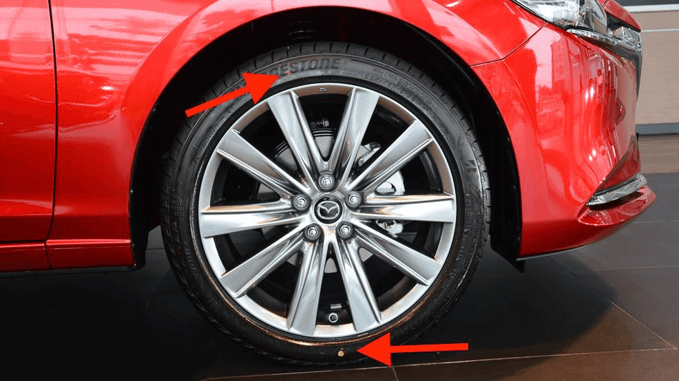 Trên các mẫu xe mới xuất xưởng hay ô tô mới thay lốp thường có những chấm tròn màu vàng, đỏ trên thành lốp và mâm xe