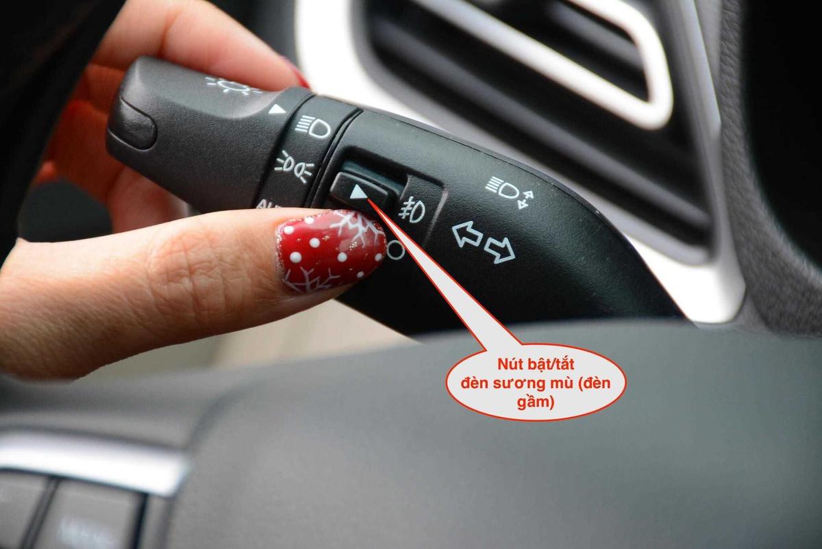 Để bật/tắt đèn sương mù (đèn gầm) trên xe Hyundai Accent người lái chỉ cần bật công tắc tích hợp trên cần điều khiển hệ thống đèn