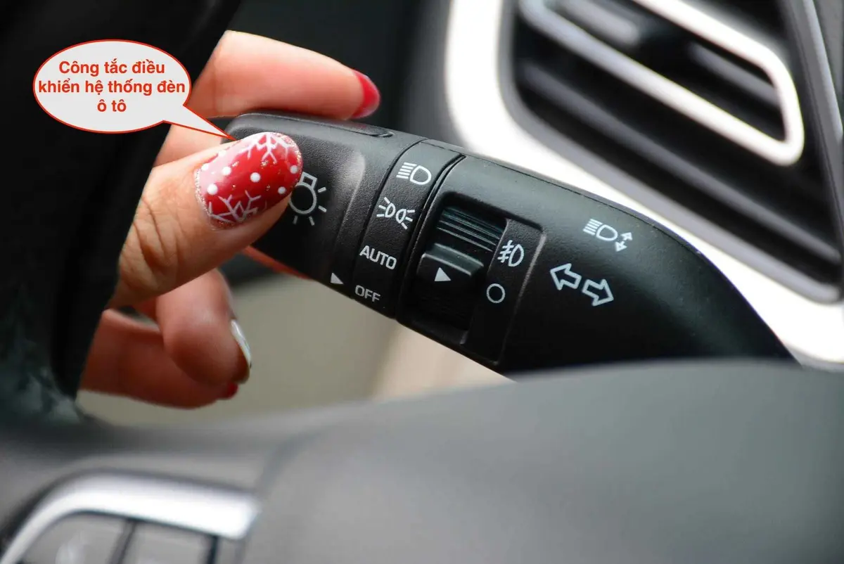 Trên các dòng xe Hyundai, công tắc điều khiển hệ thống đèn thường được bố trí bên trái trụ vô lăng