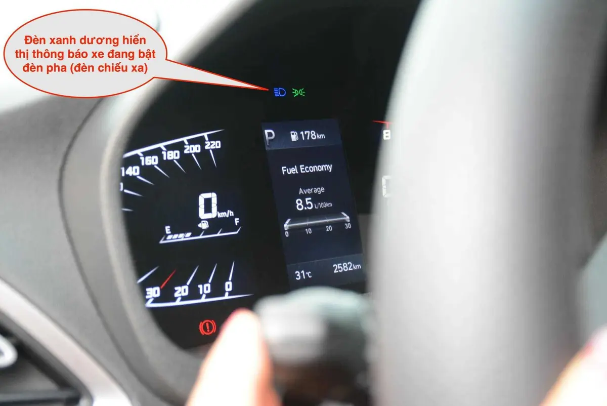 Khi người lái đẩy cần điều khiển về phía trước để bật đèn pha, trên màn hình hiển thị thông tin cho người lái sẽ hiển thị biểu tượng đèn sáng xanh dương