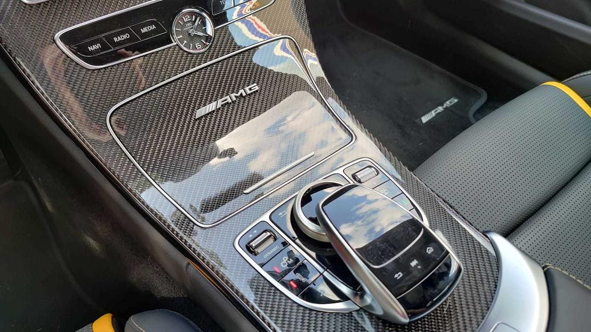Xe có giá bán dưới 30.000 USD tại Mỹ thường chỉ có nội thất ốp vật liệu giả sợi carbon, chứ không phải hàng xịn