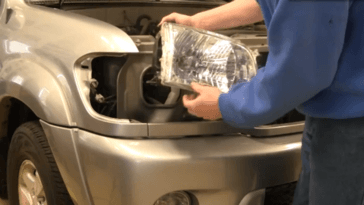 Đèn pha và các loại đèn khác trên ô tô có thể bị hỏng bất chợt sau 2-3 năm sử dụng.