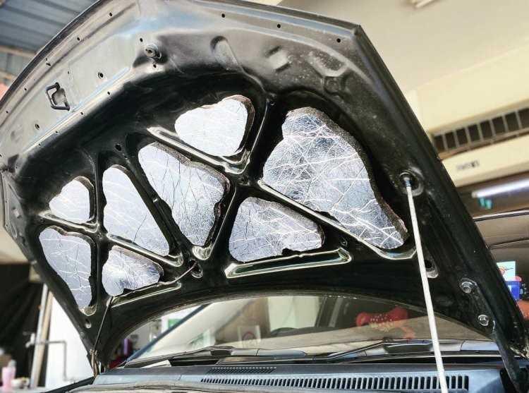 Dán chống ồn nắp ca-pô là phương pháp được nhiều người áp dụng.