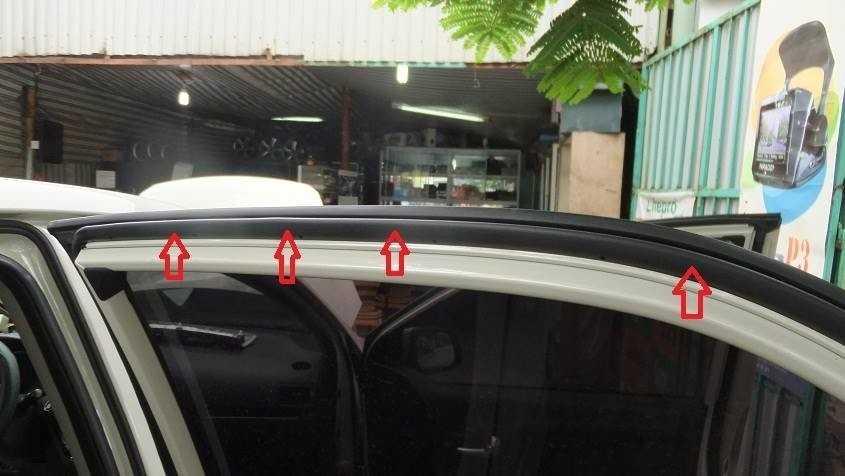 Dán các gioăng cao su giúp cửa xe kín khít hơn.