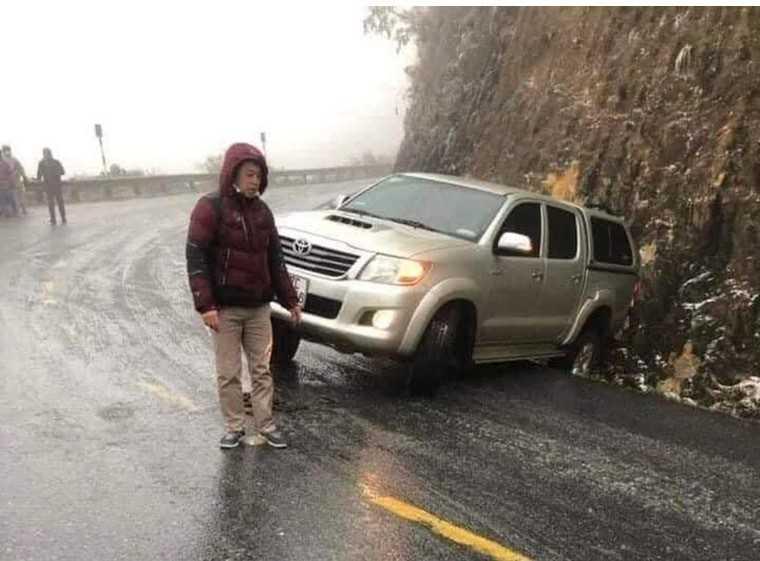 Nhiều xe bị trượt khi gặp