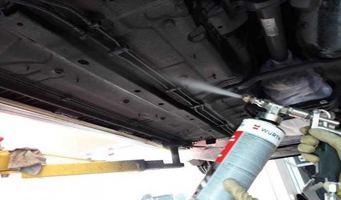 Phủ gầm ô tô không chỉ giúp bảo vệ các bộ phận ở gầm xe mà còn có thể cách âm tốt hơn.
