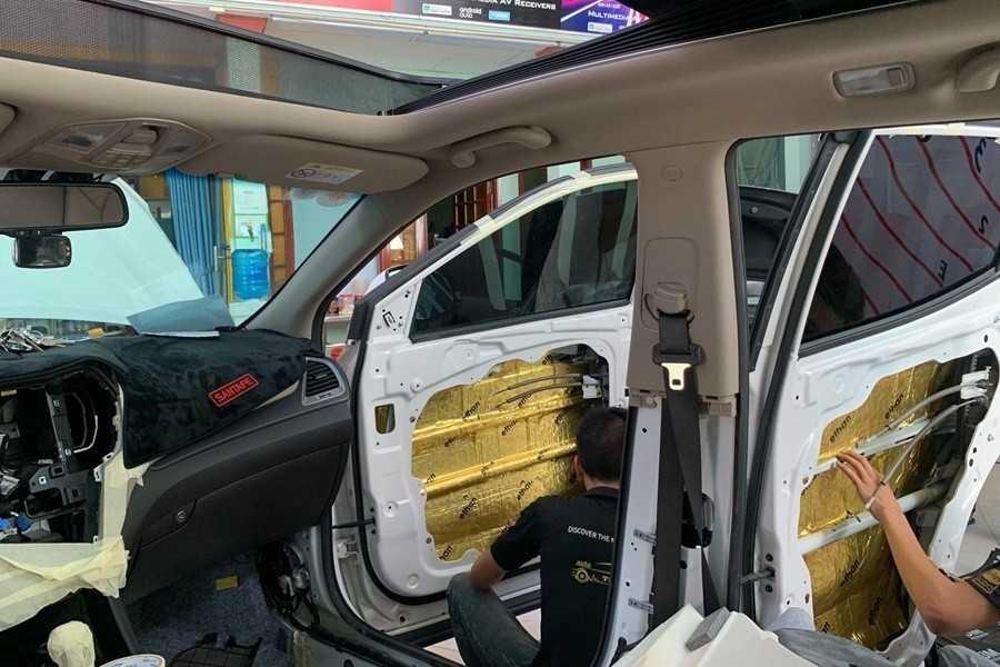 Nhiều trung tâm chăm sóc xe có dịch vụ dán chống ồn ô tô.