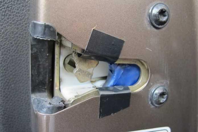 Các bộ phận của xe bị rơ, mất ốc vít, gẫy lẫy,... cũng khiến khoang ca-bin bị ồn khi di chuyển.