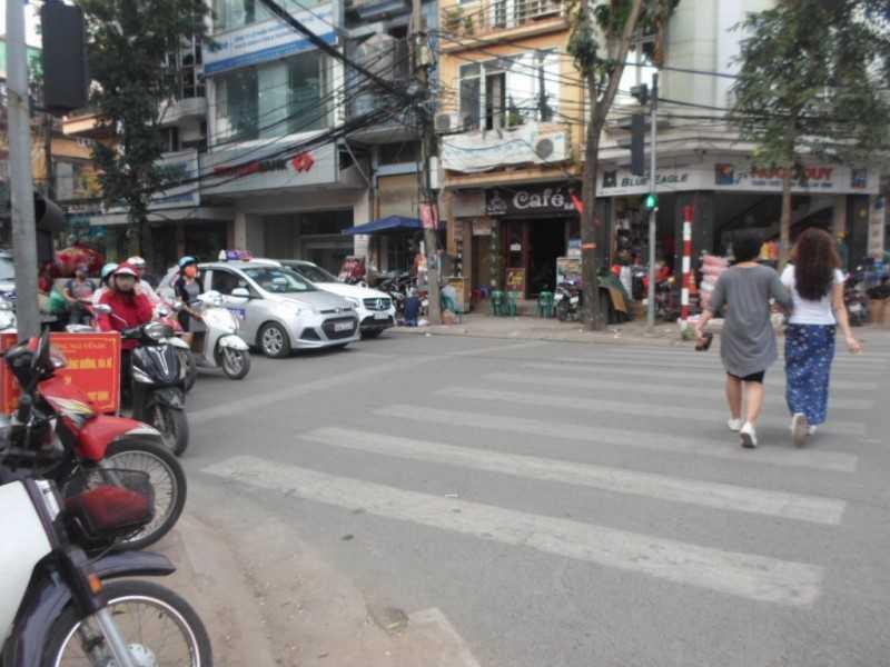 Nhường đường cho người đi bộ