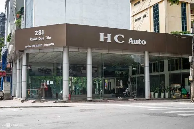 Showroom ôtô chuyển hết xe mới đi nơi khác-1