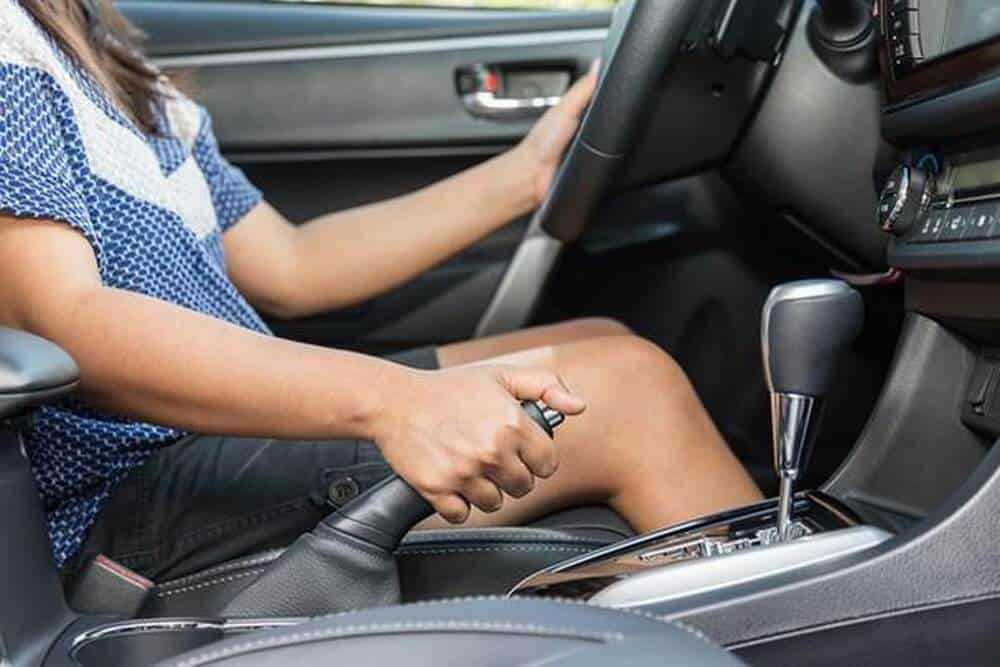 Những thói quen xấu khiến ô tô nhanh tã, lái xe nên lưu ý-6